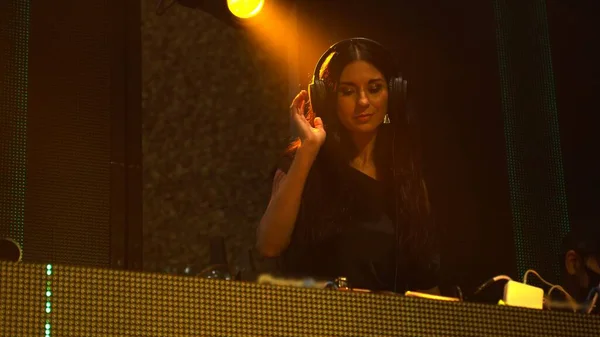 DJ на сцені в диско нічному клубі змішування техно музики б'ється — стокове фото