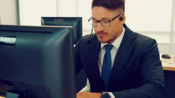 Des hommes d'affaires portant un casque qui travaillent au bureau — Photo