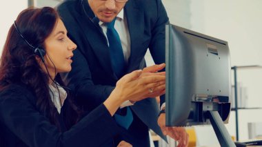 Ofiste çalışan kulaklık takan iş adamları.