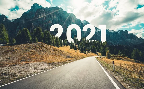 2021 Viaje por carretera de año nuevo y concepto de visión futura . — Foto de Stock