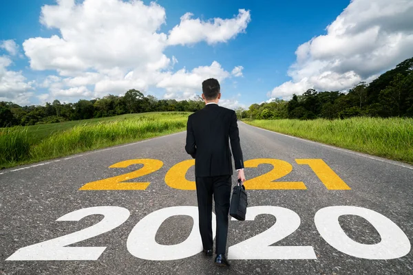 The 2021 New Year journey and future vision concept — Stock Photo, Image