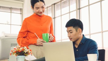 İki iş adamı ofiste proje stratejisi hakkında konuşuyor