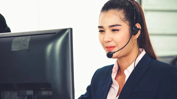 Gente de negocios con auriculares trabajando en la oficina —  Fotos de Stock