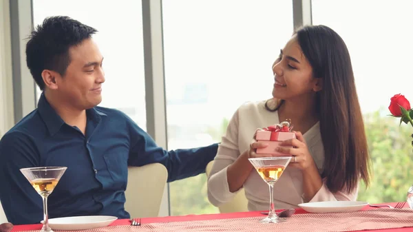 Pasangan romantis memberikan hadiah kepada kekasih di restoran — Stok Foto