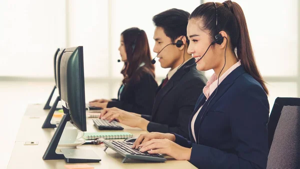 Des hommes d'affaires portant un casque qui travaillent au bureau — Photo