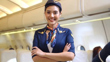 Kabin görevlisi ya da hostes uçakta çalışıyor.