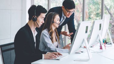 Ofiste çalışan kulaklık takan iş adamları.