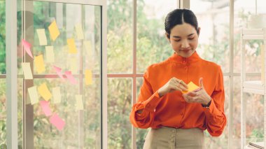 İş adamları proje planlama kurulunda çalışıyor