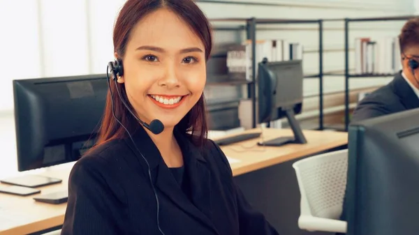 Geschäftsleute mit Headset arbeiten im Büro — Stockfoto