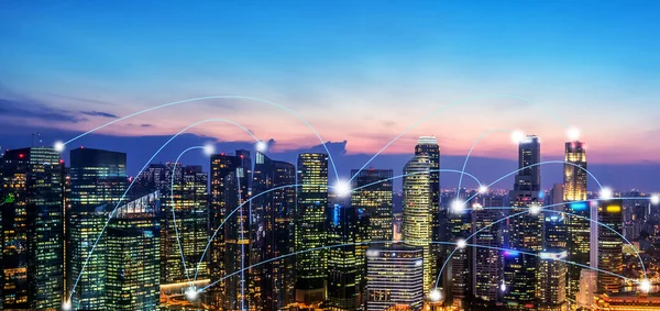 Comunicação avançada e conexão global de rede de internet em cidade inteligente — Fotografia de Stock