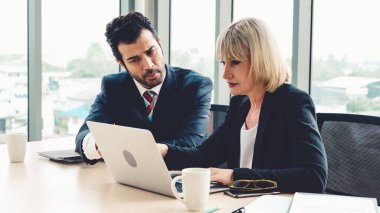 İki iş adamı ofiste proje stratejisi hakkında konuşuyor