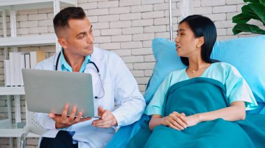 Profesyonel üniformalı doktor hastanedeki hastayı muayene ediyor.