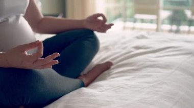 Mutlu hamile bir kadın ve evde bebek bekliyor..