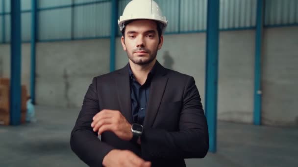 Portret pewny siebie kierownik fabryki w garniturze i kasku bezpieczeństwa — Wideo stockowe