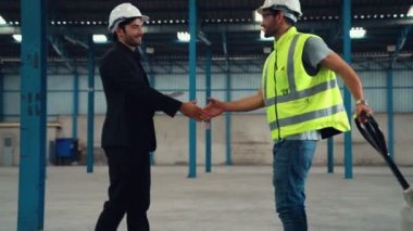 Başarılı iş ortağı tokalaşması proje başarısını gösteriyor .