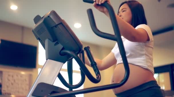 Aktive Schwangere trainieren im Fitnessstudio. — Stockvideo