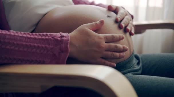 快乐的孕妇和在家等孩子. — 图库视频影像