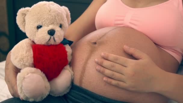 Mujer embarazada feliz y esperando un bebé en casa. — Vídeos de Stock