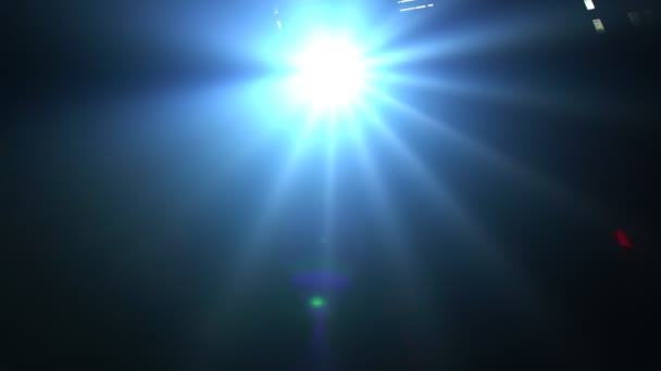 Punto de luz para discoteca o concierto que brilla directamente hacia la cámara — Vídeo de stock