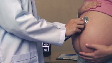 Hastanede hamile kadın ve jinekolog.