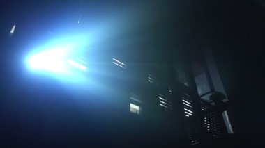 Disko için spot ışığı ya da kameraya doğru parlayan konser ışığı