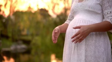 Hamile kadın bahçe evinde mutlu..