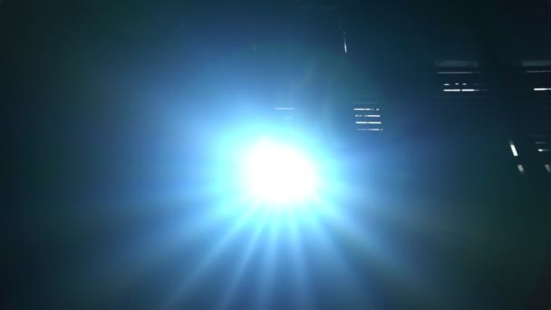 Spotlicht voor disco of concert dat recht naar de camera schijnt — Stockvideo