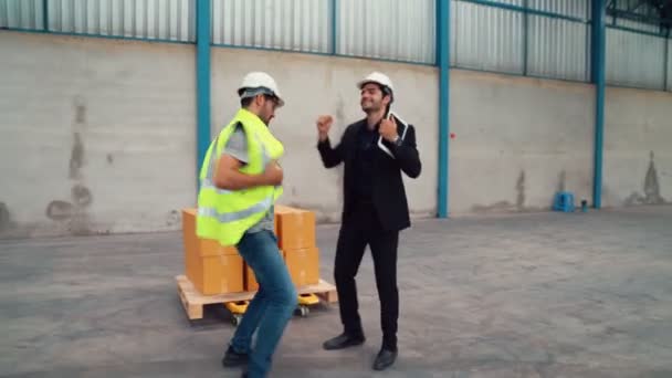Lucrătorii amuzanți dansează în fabrică — Videoclip de stoc