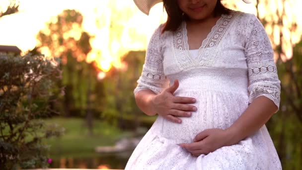 Беременная женщина чувствует себя счастливой в саду дома. — стоковое видео