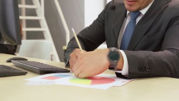 Geschäftsleute mit Headset arbeiten im Büro — Stockvideo