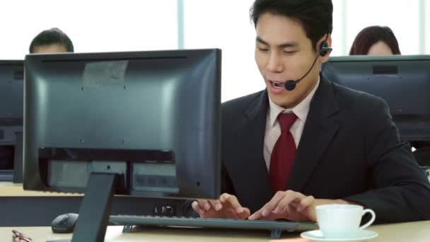 Geschäftsleute mit Headset arbeiten im Büro — Stockvideo