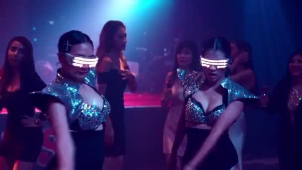 Grupp av människor dansar i disco nattklubb till rytmen av musik från DJ på scenen — Stockvideo