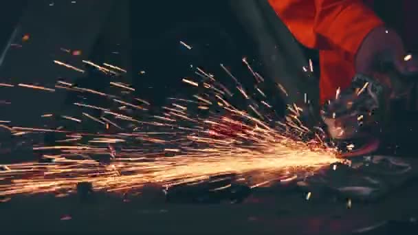 Professional mechanic is cutting steel metal. — Stock Video