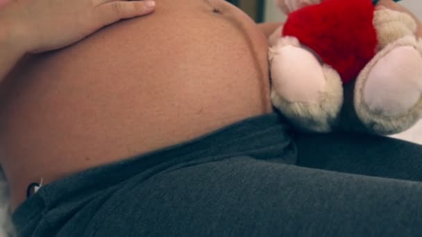 Mulher grávida feliz e esperando bebê em casa. — Vídeo de Stock