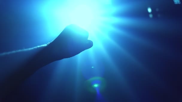 Hand ausgestreckt, um leuchtendes Scheinwerferlicht abzudecken — Stockvideo