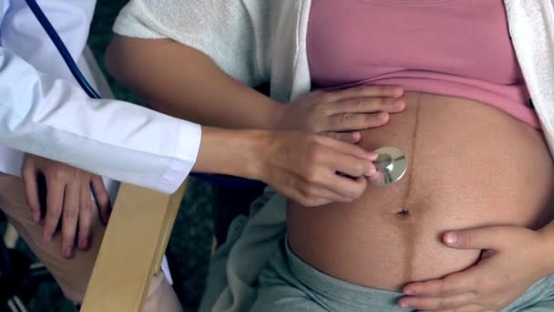 Femme enceinte et gynécologue médecin à l'hôpital — Video