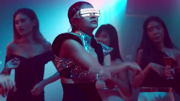 Grupa ludzi tańczy w klubie nocnym disco do rytmu muzyki DJ na scenie — Wideo stockowe