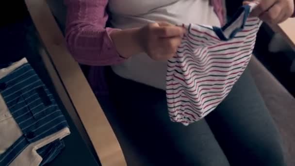 Lycklig gravid kvinna och väntar barn hemma. — Stockvideo