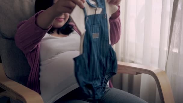 幸せな妊娠中の女性と期待赤ちゃんに家. — ストック動画