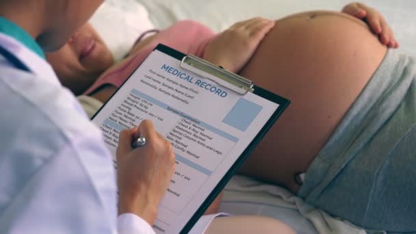 Gravid kvinde og gynækolog læge på hospitalet – Stock-video