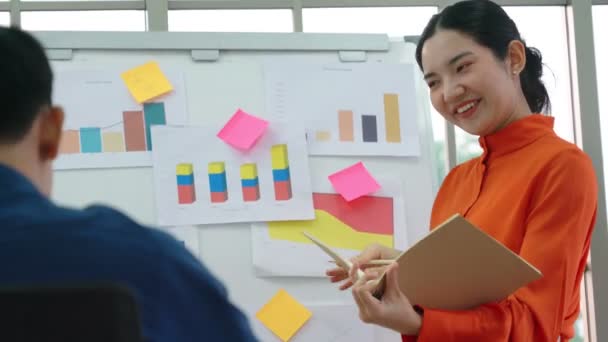 Genç kadın iş verilerini beyaz tahtada açıklıyor — Stok video
