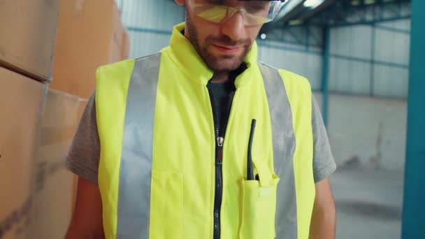 Professionell industriarbetare närbild porträtt i fabriken eller lagret — Stockvideo