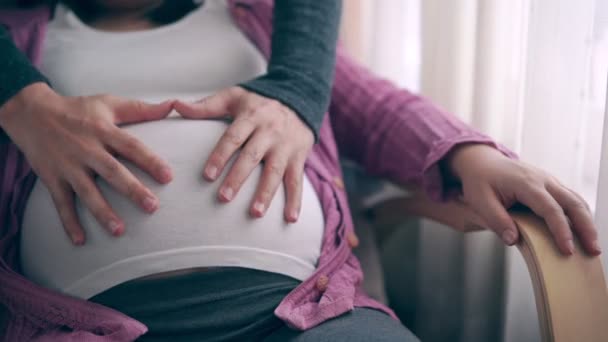 Hamile çift aşkı hisseder ve evde dinlenir.. — Stok video