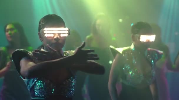 Gruppe tanzt in Disco-Nachtclub zum Beat der Musik von DJ auf der Bühne — Stockvideo