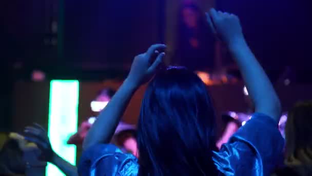 लोक एक गट स्टेजवर डीजे पासून संगीत पराभव डिस्को नाईट क्लब मध्ये नृत्य — स्टॉक व्हिडिओ