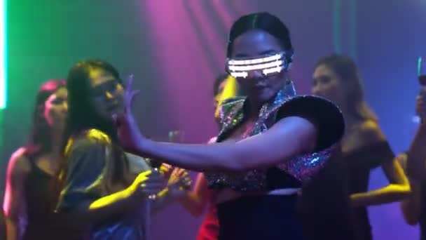 Ομάδα ανθρώπων χορεύουν στο νυχτερινό κλαμπ ντίσκο στο ρυθμό της μουσικής από DJ στη σκηνή — Αρχείο Βίντεο