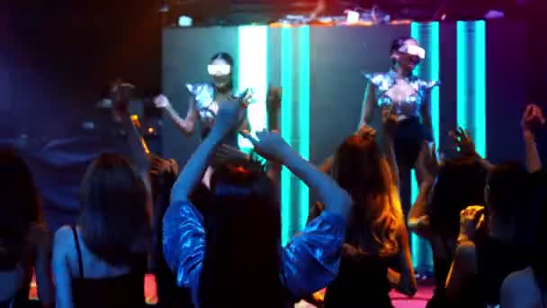 Gruppo di persone danza in discoteca night club al ritmo di musica da DJ sul palco — Video Stock
