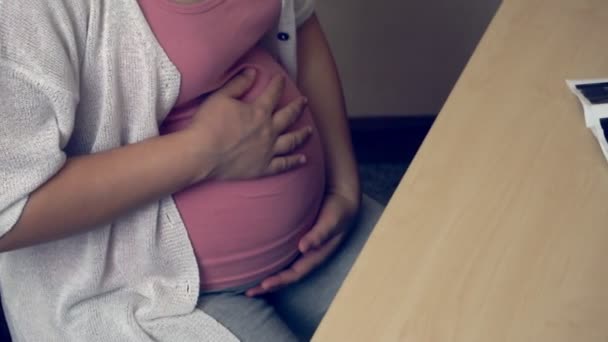 Femme enceinte et gynécologue médecin à l'hôpital — Video