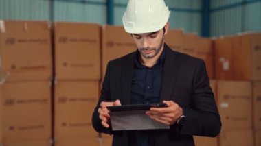 Fabrika yöneticisi depoda veya fabrikada tablet bilgisayar kullanıyor
