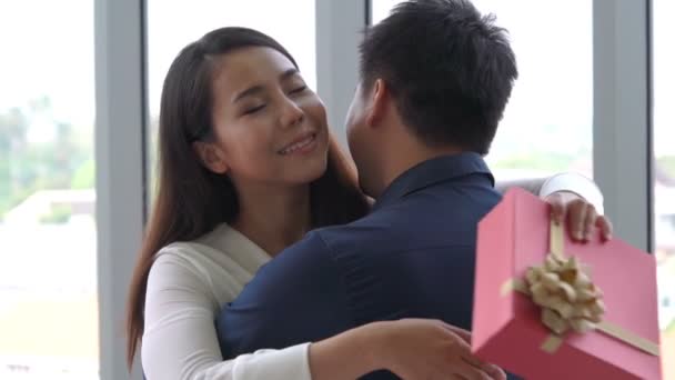 Romantyczna para daje prezent kochankowi w restauracji — Wideo stockowe